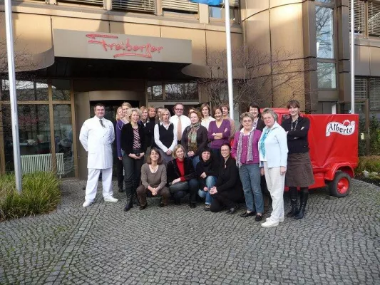 Bild: Ernährungsexperten besuchen Pizzafabrik