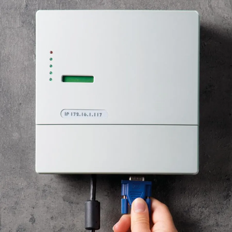 Das flache elegante Gehäuse bietet ausreichend Spielraum, um Elektronik, kleine Anzeigen, großvolumi