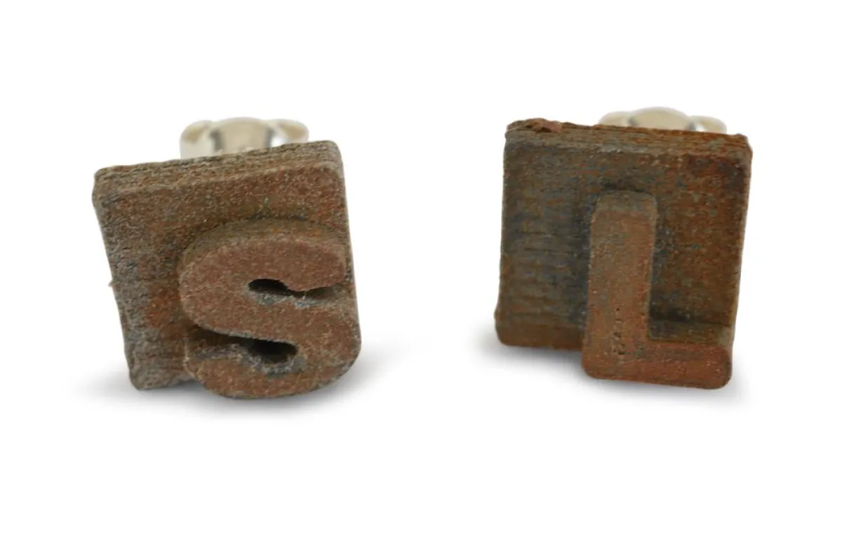 Ausgefallener Schmuck: Rostige Ohrstecker mit Initialen, 925 Sterling Silber