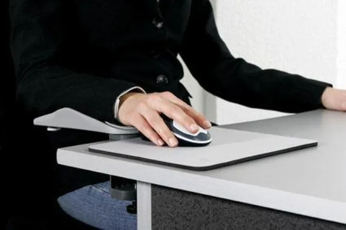 Bild: Mausarm vorbeugen mit Easywing Unterarmstütze