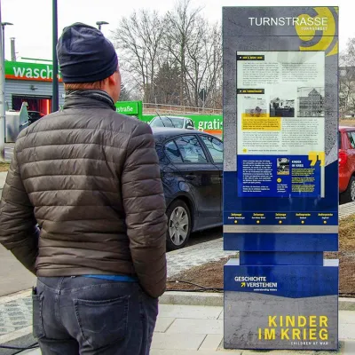 Bild: Infosstele erinnert an Bombardierung im 2. Weltkrieg.