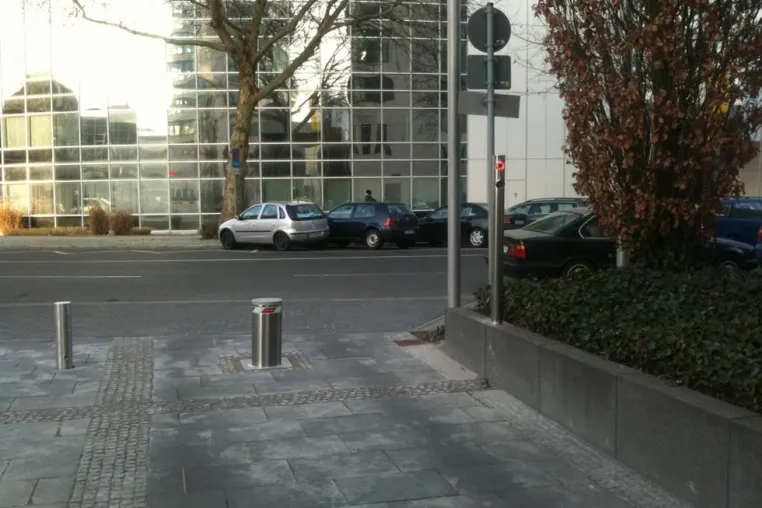 Bild: Neue automatische Poller Anlage von Rumatek in Eschborn in Betrieb genommen