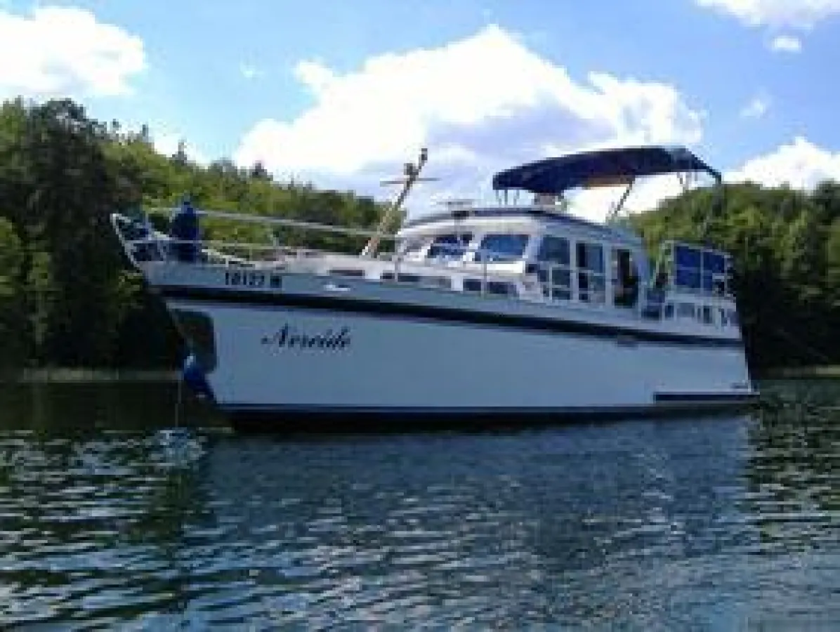 Das Yachtcharter Hausboot NEREIDE - Ab 2009 ebenfalls eine Charterschnäppchen Rarität. Chartern schon ab 799,00 EUR.