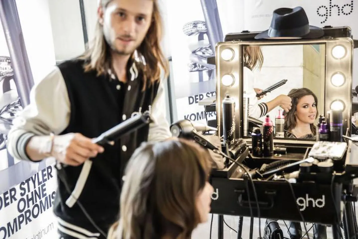 Dominic Keller und Natalia Avelon in der ghd Styling Lounge © Markus Nass/ Brauer Photos