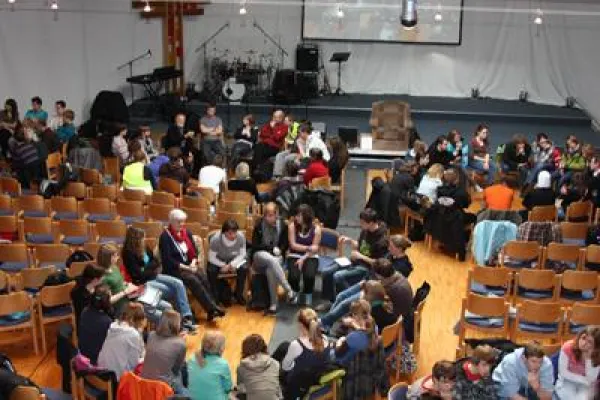 Bild: Betende Jugendliche, rappende Schwestern und engagierte Senioren – 1500 Jugendliche beim Teen Prayer Congress