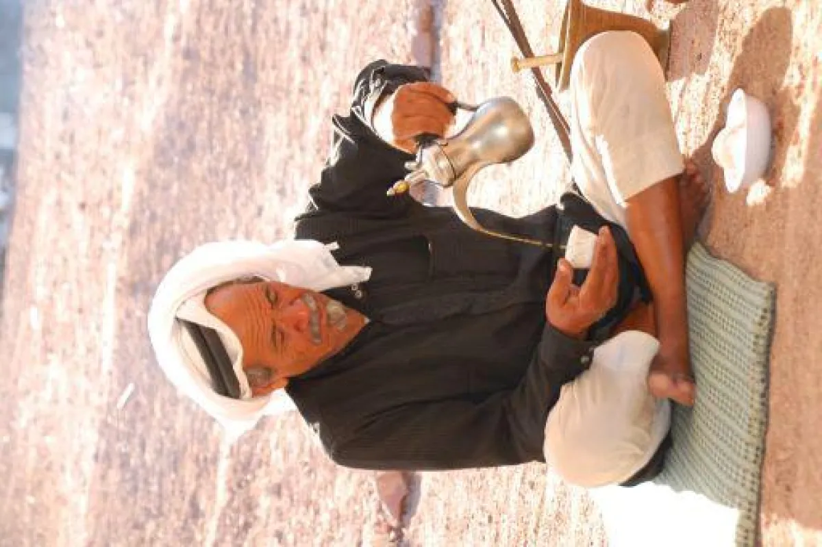 Beduine bei der traditionellen Kaffeezeremonie_Copyright L.Reinshagen