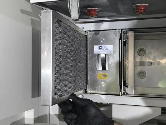Bild: Ultraschallreinigung von Elektrofiltern verbessert Hallenluftqualität