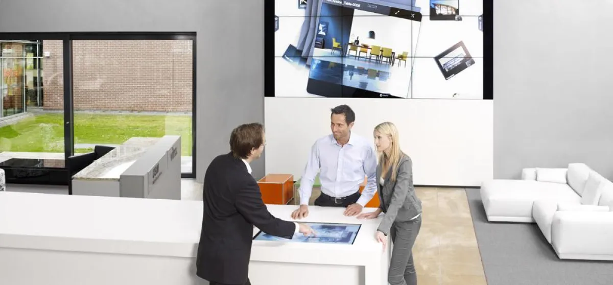 Interaktives Multitouch-Display mit smartPerform-Anwendung und großformatiger Videowand