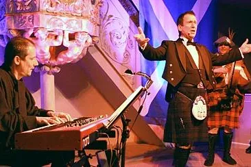 Der schottische Tenor John Cashmore begeistert die deutschen Zuschauer Bild: Der schottische Tenor John Cashmore begeistert die deutschen Zuschauer