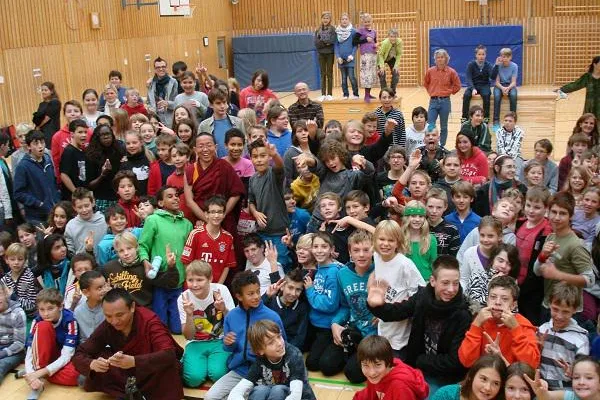 Bild: Ein buddhistischer Mönch zu Besuch in der Montessori-Schule der Aktion Sonnenschein