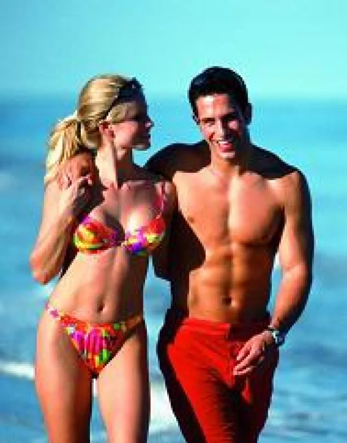 Ohne Fettpolster lässt sich der nächste Sommer in Bikini und Badehose genießen (Foto: MiraMed)