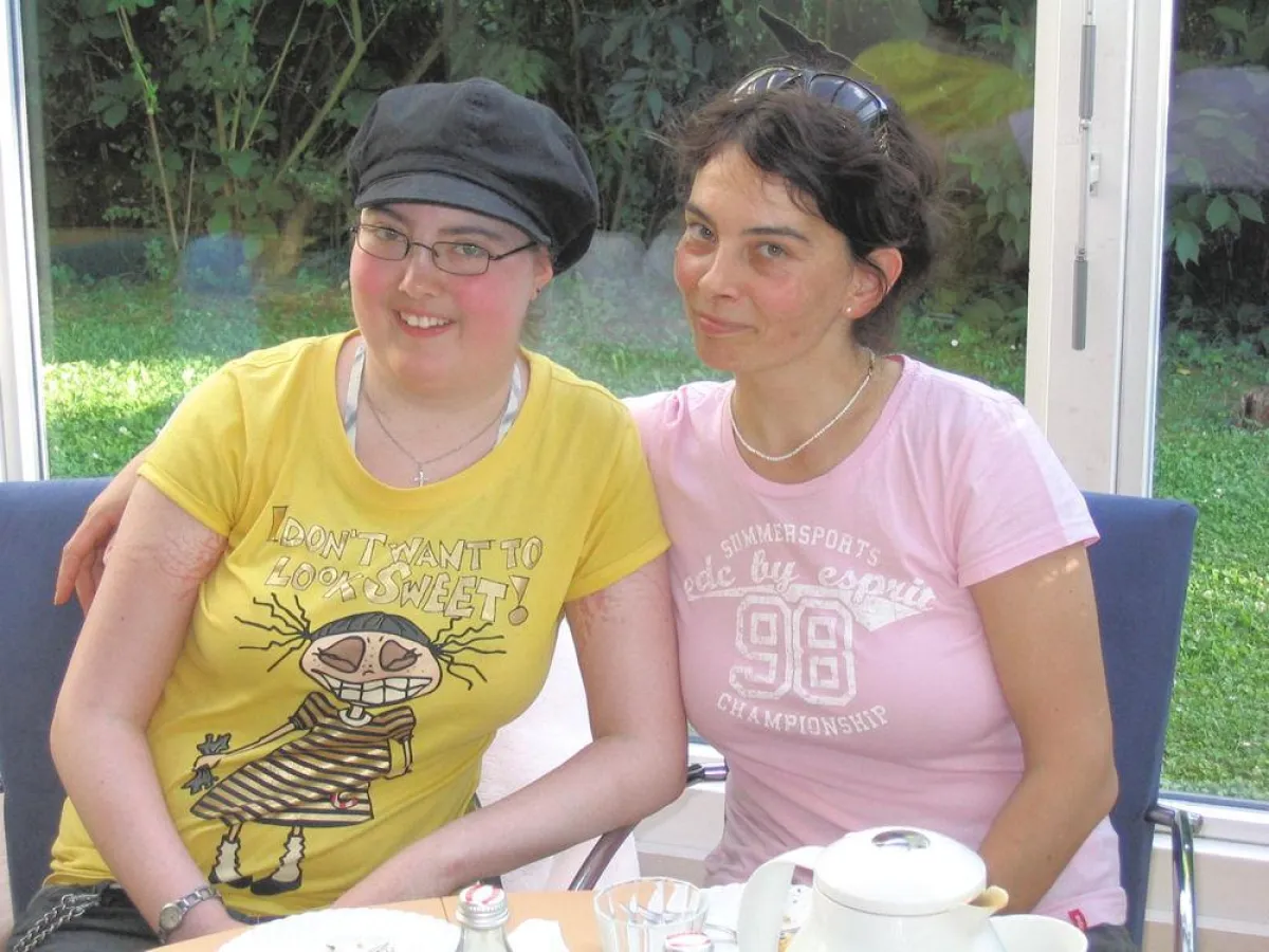 Sie hat einen bemerkenswert positiven Blick in die Zukunft - Franziska (li.) mit Ihrer Mutter Natascha