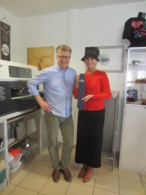 Personalshopper Sonja Grau übernimmt Krawatte mit Mr. Dresden Siegel Bild: Personalshopper Sonja Grau übernimmt Krawatte mit Mr. Dresden Siegel