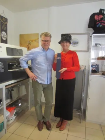 Personalshopper Sonja Grau übernimmt Krawatte mit Mr. Dresden Siegel Bild: Personalshopper Sonja Grau übernimmt Krawatte mit Mr. Dresden Siegel