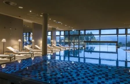 Bild: Wellnessresort inmitten der Natur