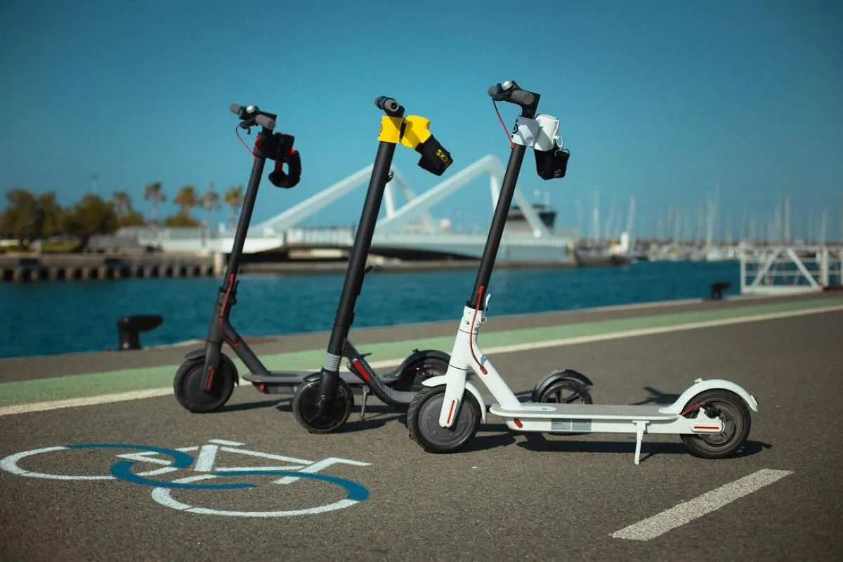 Skroller wird an der E-Scooter-Lenkstange befestigt und um die Taille herum angebracht.