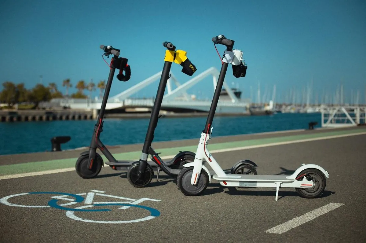 Skroller wird an der E-Scooter-Lenkstange befestigt und um die Taille herum angebracht.