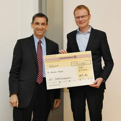 Bild: Pfeiffer Vacuum GmbH und GSI Helmholtzzentrum für Schwerionenforschung GmbH verleihen Doktorandenpreis