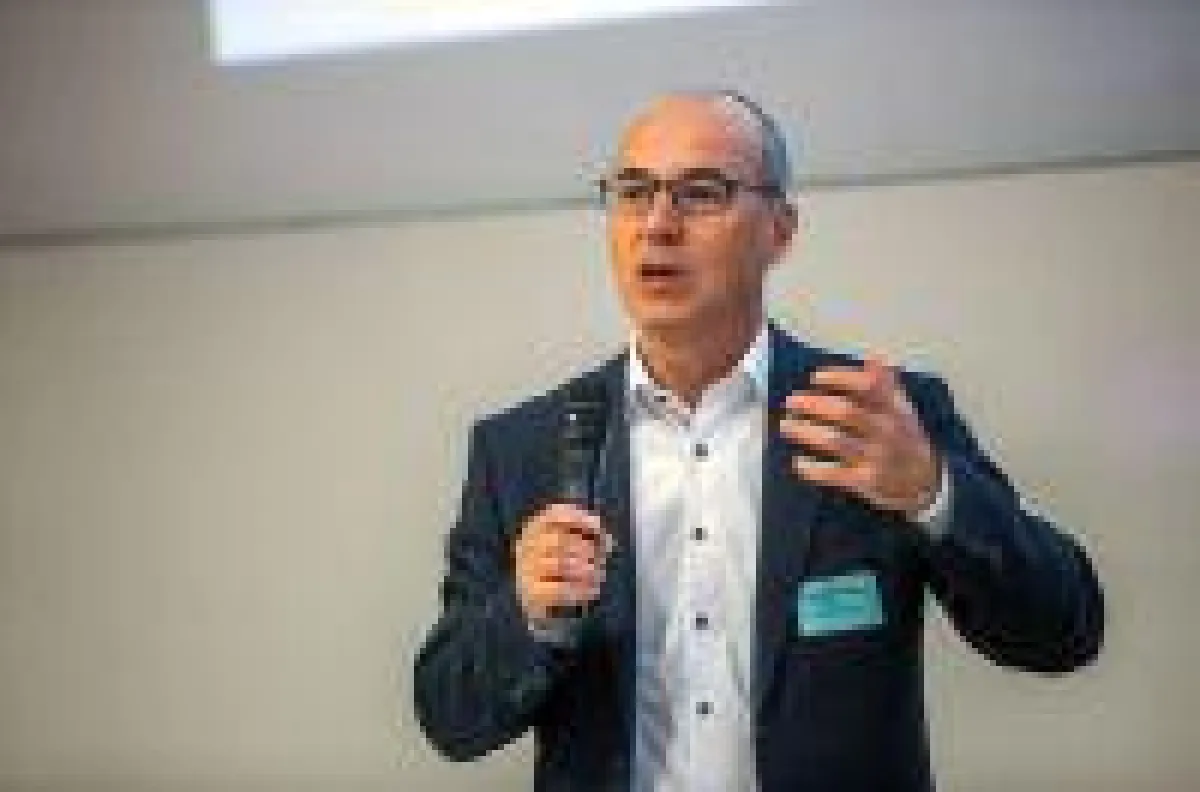 Als Vorsitzender des IT-Clusters moderierte Hans Ulrich Gruber das IT-Forum. Bild: Hochschule Coburg