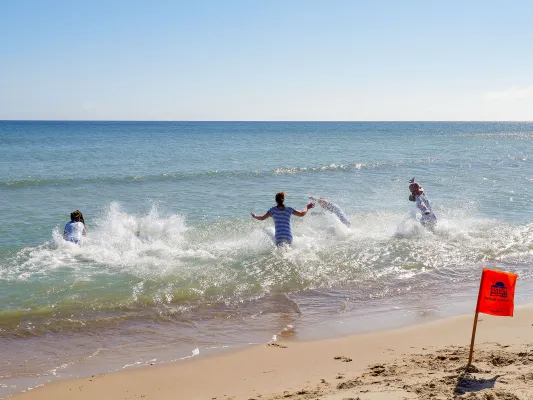 Bild: Nichts für Warmduscher: Anbaden bei 6 Grad auf der Insel Rügen
