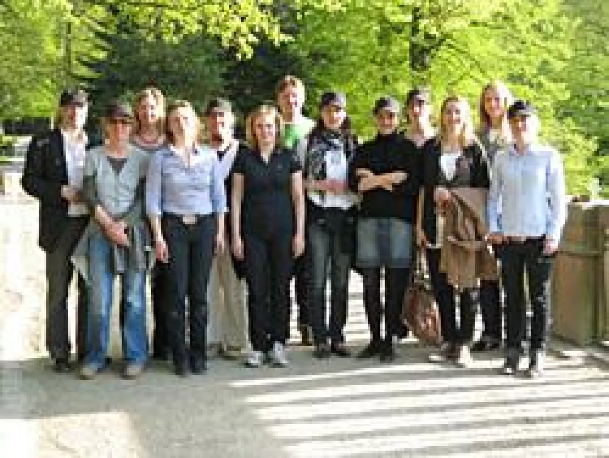 Spaziergang durch Heidelberg und Sektumtrunk zum 50. Kursstart: die Lehrgangsgruppe des PR-Fernstudiums feierte im Schlosspark.