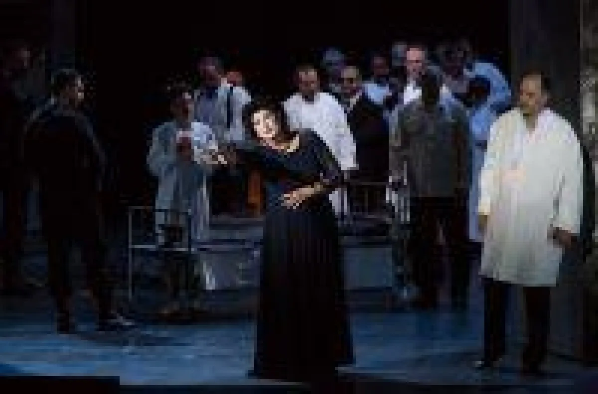 Ildikó Komlósi, Magierin des perfekten Verdi-Zaubers bei der Budapester TROVATORE-Premiere (Attila Nagy)