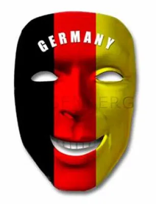 Farbenfrohe Gesichter, die keinen Regen fürchten – Fanmasken Bild: Farbenfrohe Gesichter, die keinen Regen fürchten – Fanmasken