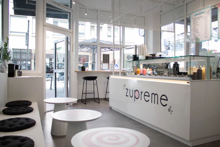 Bild: Neuer Hotspot für bewussten Genuss: Zupreme Café – Frozen Yogurt & More eröffnet in Darmstadt