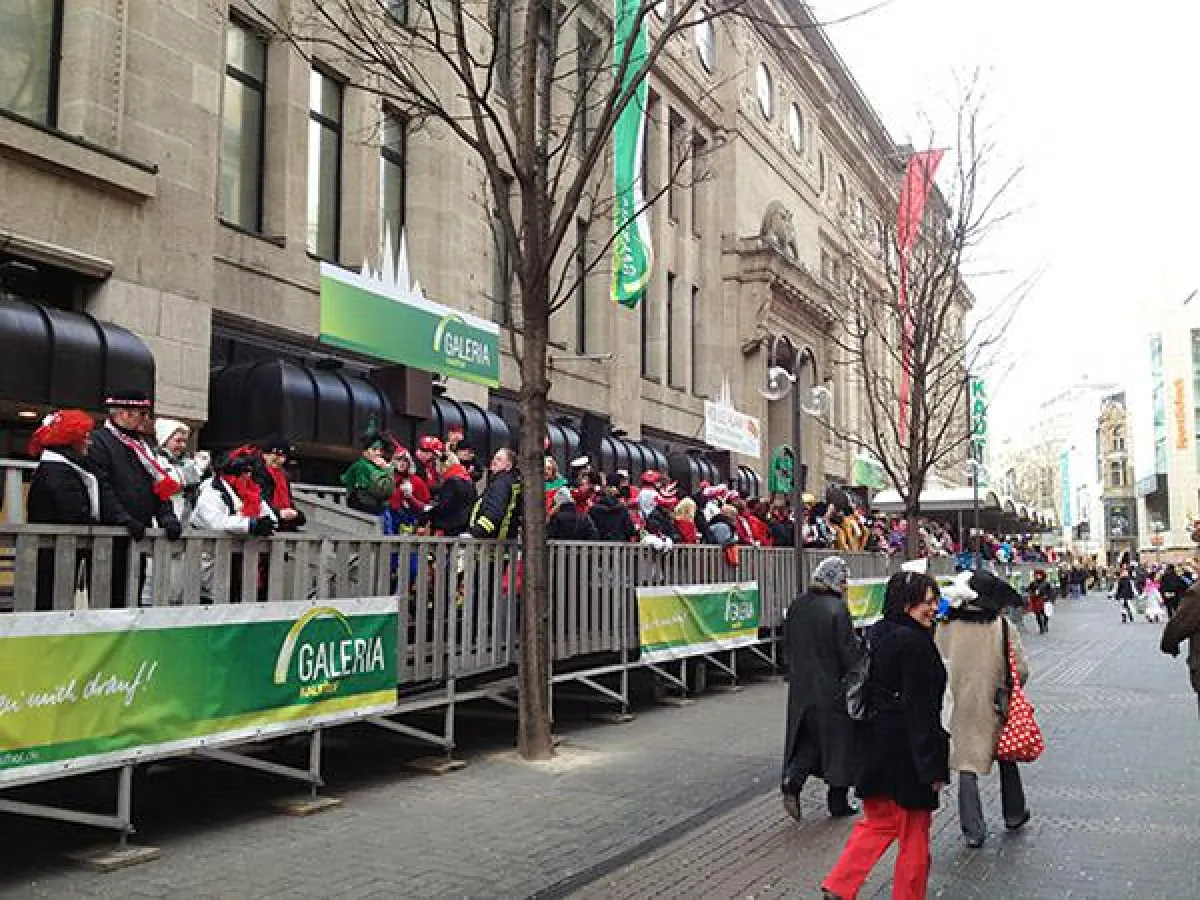 eps - Tribünen Absperrungen und Mobiltoiletten für Karneval Fasching & Co.