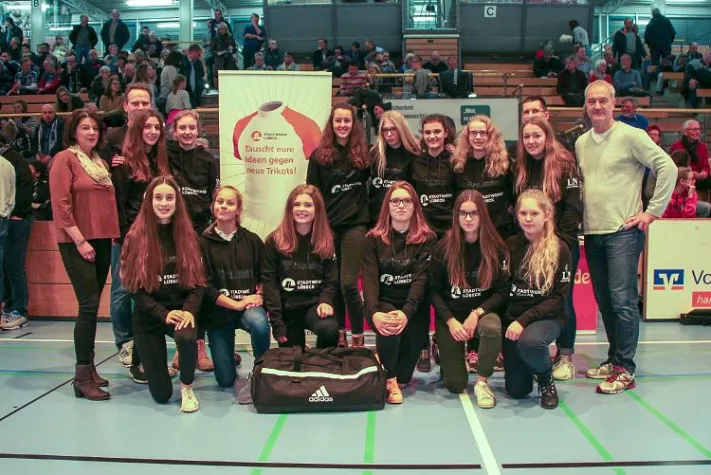 Bild: Handballerinnen vom ATSV Stockelsdorf freuen sich über Gewinn