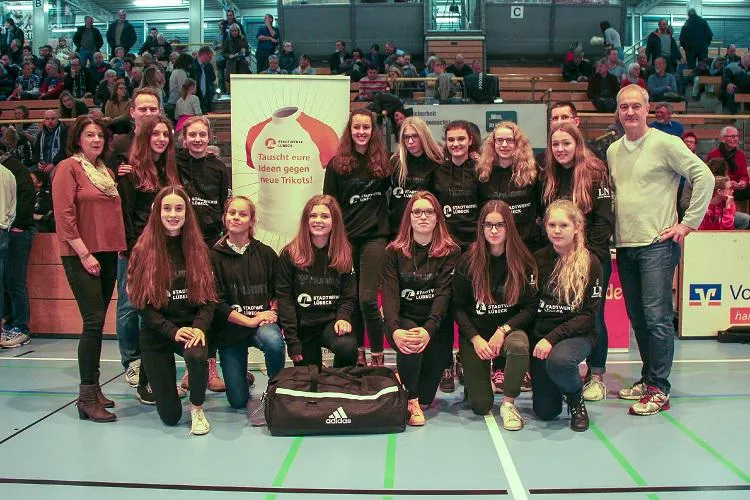Bild: Handballerinnen vom ATSV Stockelsdorf freuen sich über Gewinn
