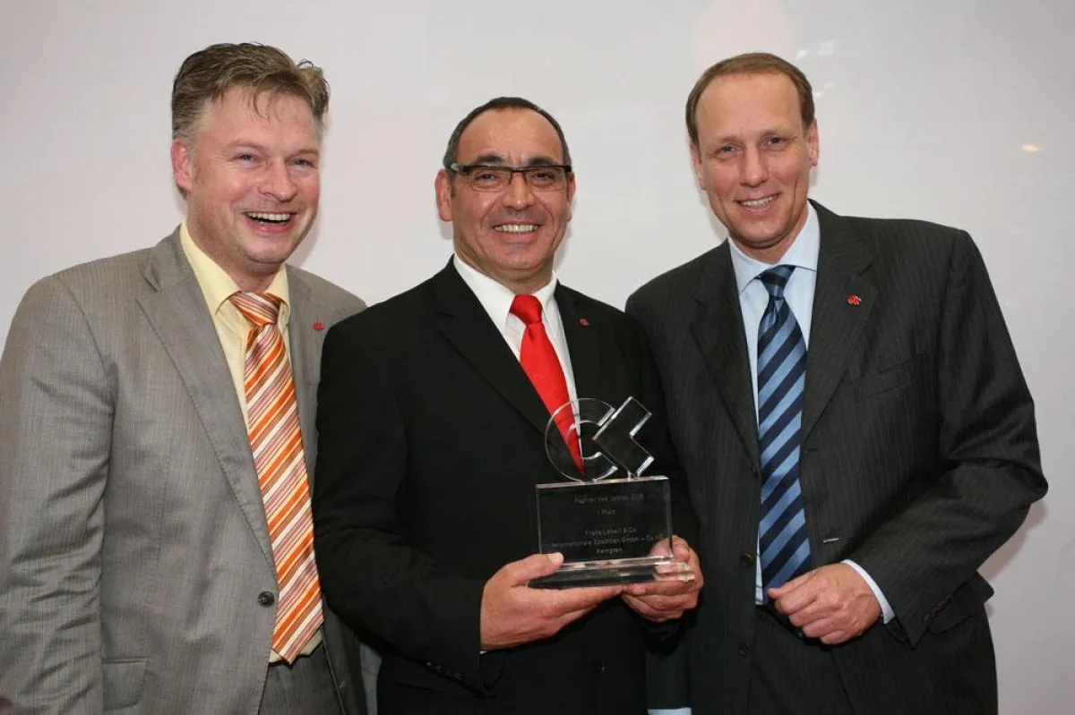 v.l.n.r.: Die Geschäftsführer Heinrich Koch jun. (Koch International), André Biwer (Lebert Kempten) und Stefan Seils (Köster & Hapke) freuen sich über die Auszeichnung zum