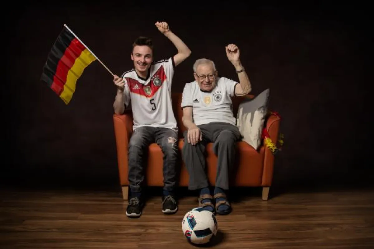 Fußball verbindet Generationen: Auch im Seniorenzentrum der Zieglerschen.