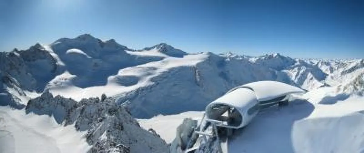 Die Bergstation fügt sich in die Formenwelt der ganzjährig bestehenden, von der Natur hergestellten „Schneearchitektur