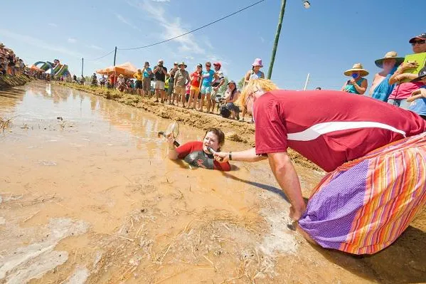 Schlammschnorcheln und die Wahl des besten Aussie-Pos: Queenslands Outback feiert verrückt Bild: Schlammschnorcheln und die Wahl des besten Aussie-Pos: Queenslands Outback feiert verrückt