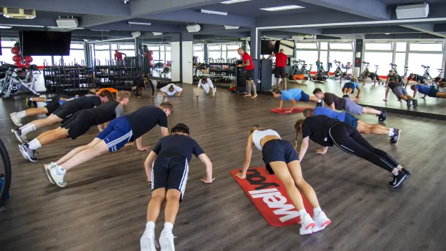 Bild: Nach Großbrand - wellyou ermöglicht der Klaus-Groth-Schule Sportunterricht im Fitnessstudio