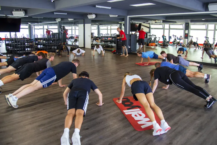 Bild: Nach Großbrand - wellyou ermöglicht der Klaus-Groth-Schule Sportunterricht im Fitnessstudio