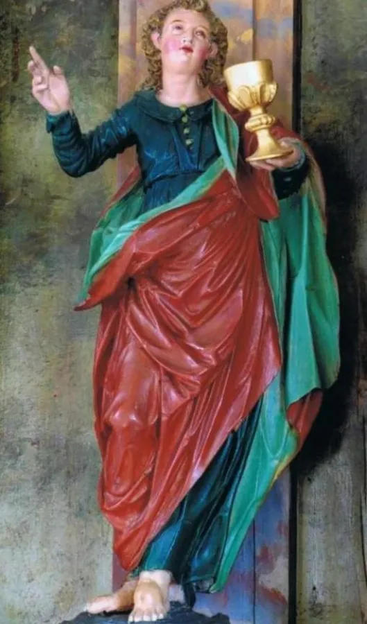 Johannes der Evangelist dargestellt als Jüngling mit Becher in der Hand. Der Legende nach schlug Johannes das Kreuz über den Giftbecher, der im gereicht wurde und trank den Becher leer. Das Gift aber