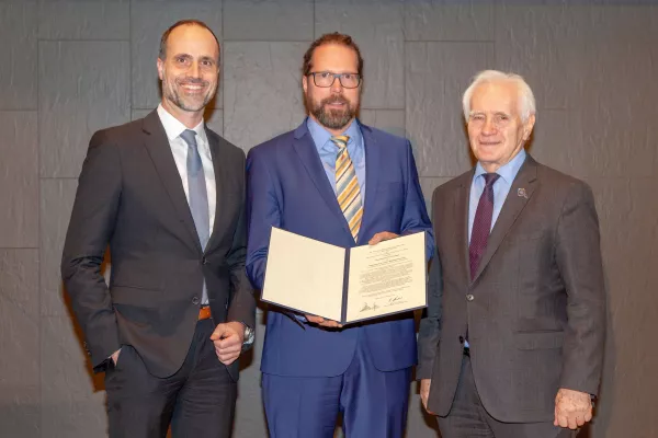 Bild: Akademiepreis 2024 verliehen:  Prof. Dr. Sven Pagel für Leistungen in Forschung und Lehre ausgezeichnet 