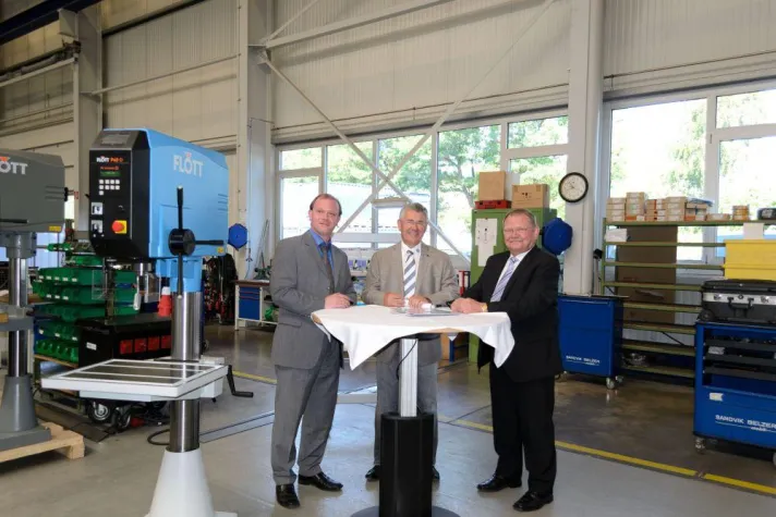 2.500ste FLOTT Bohrmaschine im FLOTT Werk Radebeul an Kunden übergeben Bild: 2.500ste FLOTT Bohrmaschine im FLOTT Werk Radebeul an Kunden übergeben