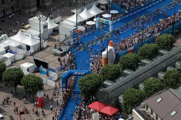 Bild: Hamburg-Triathlon 2011: Australischer Freudentaumel im Swiss Display Presse-Pavillon