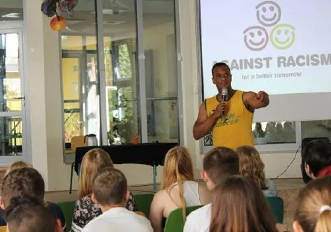 Projektwoche „Against Racism“ mit Musiker 2schneidig Bild: Projektwoche „Against Racism“ mit Musiker 2schneidig