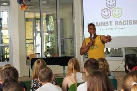 Projektwoche „Against Racism“ mit Musiker 2schneidig Bild: Projektwoche „Against Racism“ mit Musiker 2schneidig