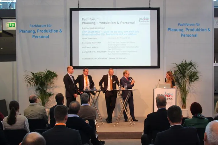 Ausgebucht: Podiumsdiskussion "Spielen statt fertigen" auf der IT & Business 2016 in Stuttgart Bild: Ausgebucht: Podiumsdiskussion "Spielen statt fertigen" auf der IT & Business 2016 in Stuttgart