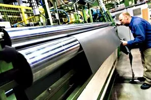 Bild: Mit Auto-Hightech Fußböden optimieren / HAPPICHs neue Produktionsanlage für Schwerschichtfolien in Pilsen
