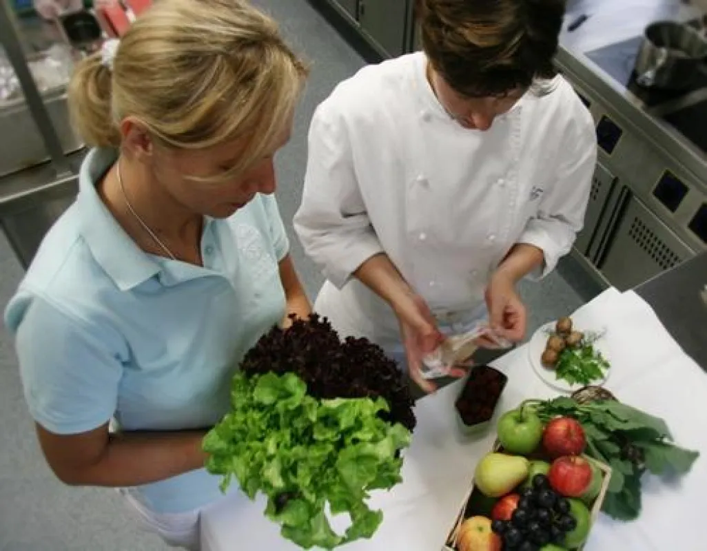 Yvette Starke (l.) und Kerstin Nowak im Bülow Palais & Residenz bei der Auswahl von Lebensmitteln für Metabolic-Balance-Gerichte