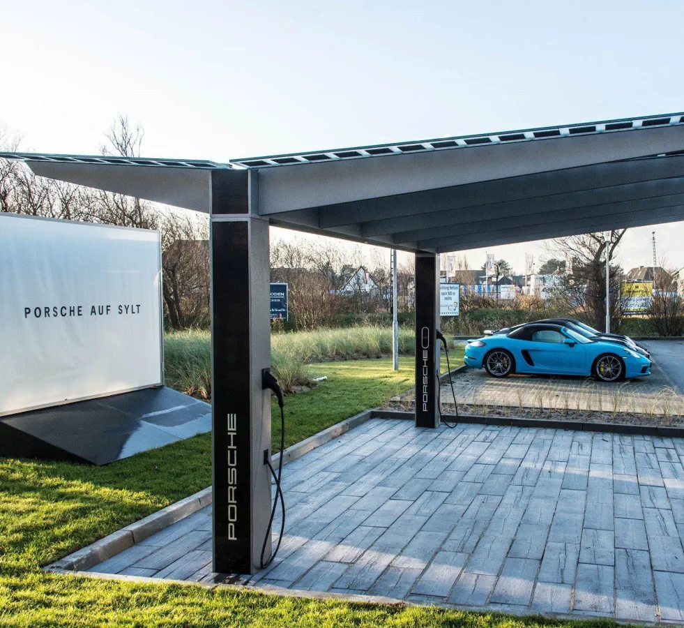 Die i+R energie realisierte Photovoltaik-Carport für Elektro-und Hybridautos.(Copyright: Porsche AG)