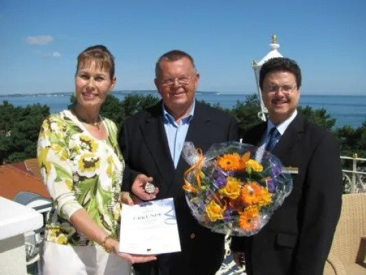 Bild: Das Rugard Strandhotel im Glanz der Sterne