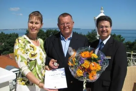 Bild: Das Rugard Strandhotel im Glanz der Sterne