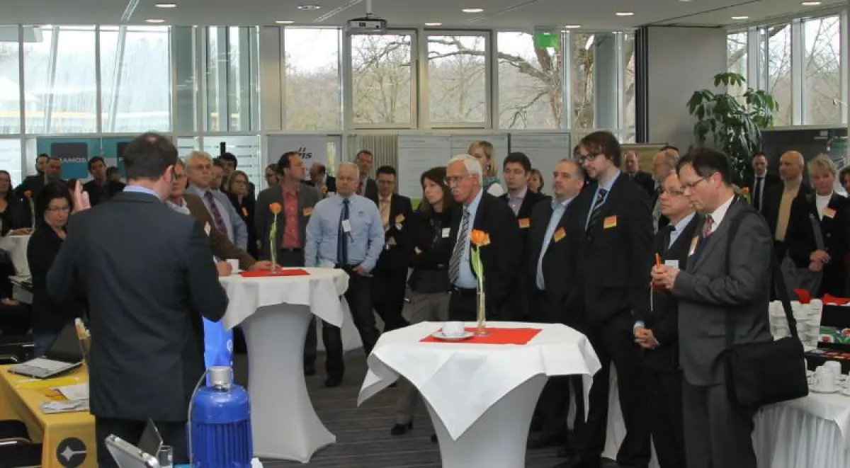 Informationsaustausch durch Kontaktmesse und Multipressekonferenz.